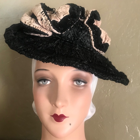 LOVELY 1930s\' SOFT BLACK & LIGHT PINK TILT HAT TRIMMED WITH STRAW \